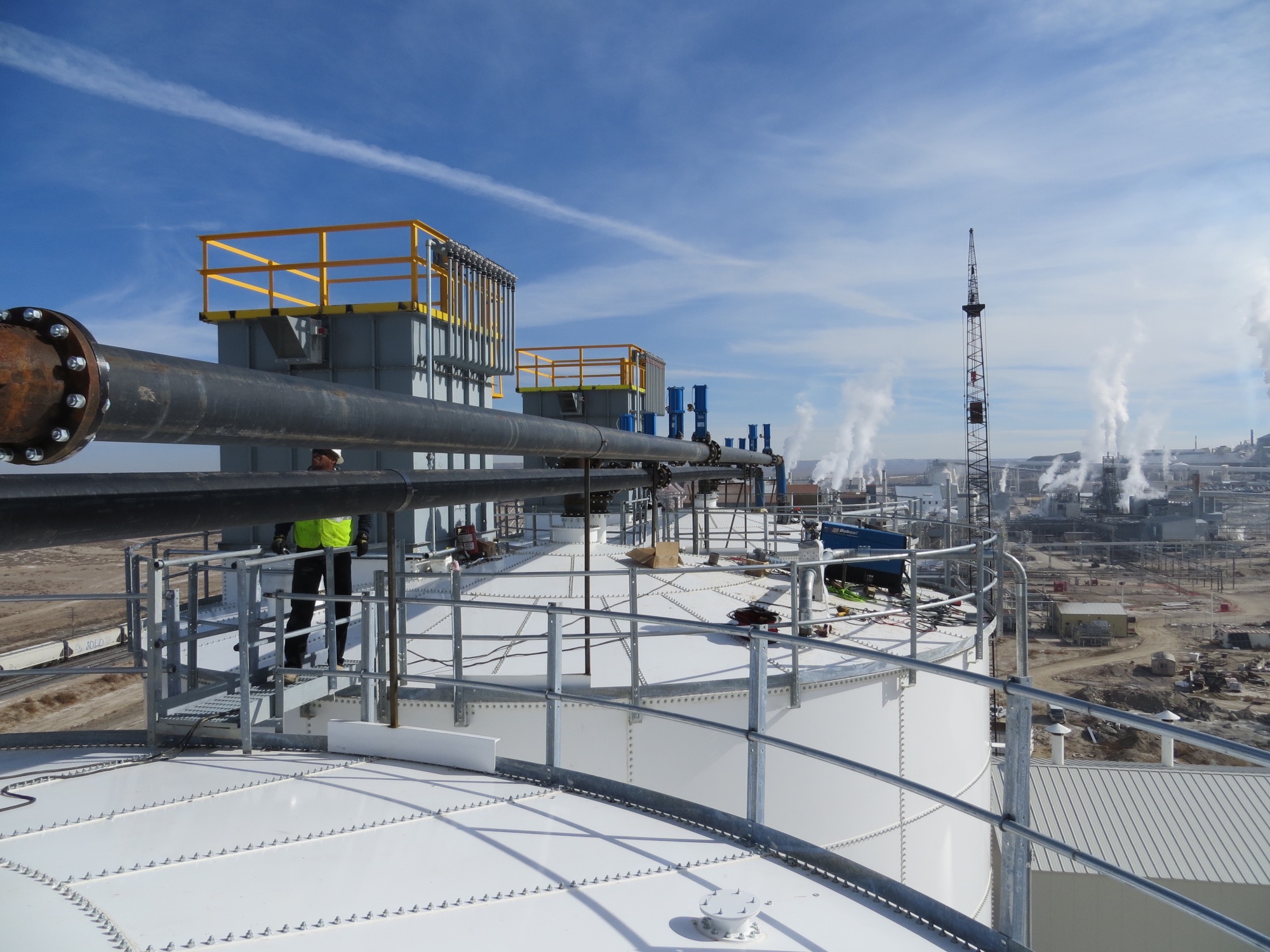 Dense- and dilute-phase pneumatic conveying system transporting powders and pellets